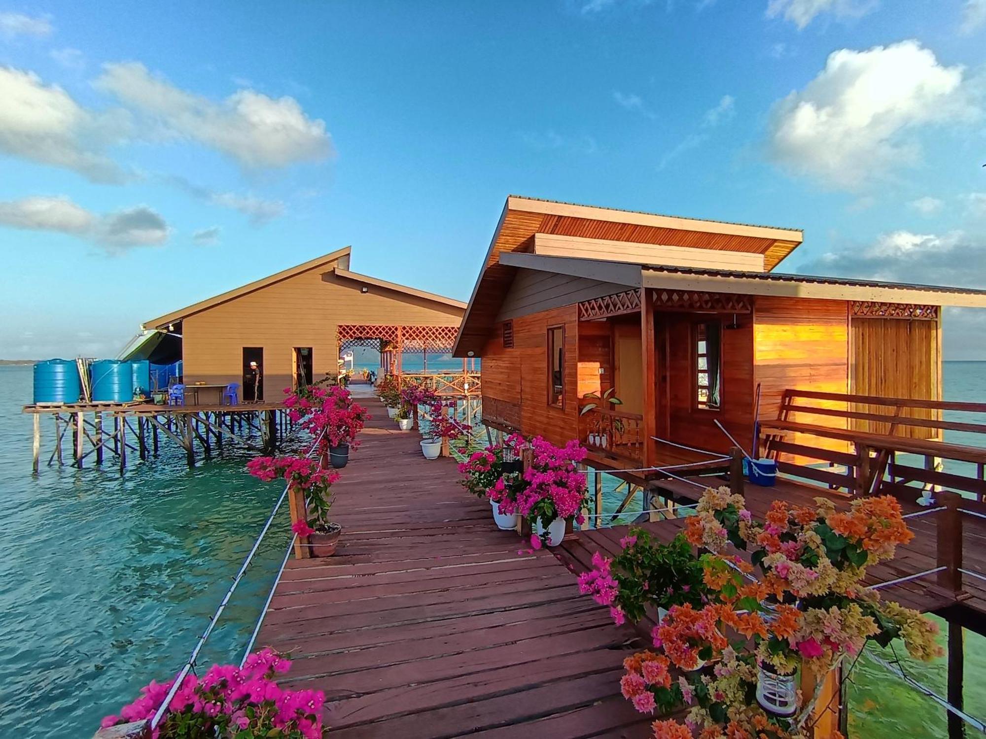 Bed and Breakfast La Water House Semporna Exterior foto