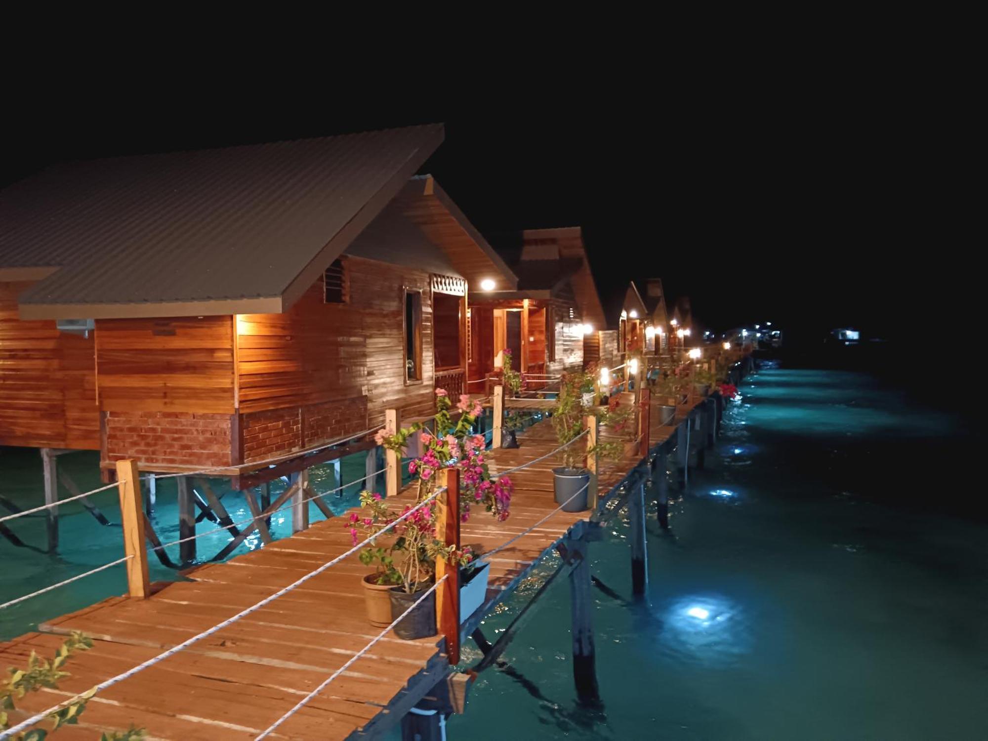 Bed and Breakfast La Water House Semporna Exterior foto
